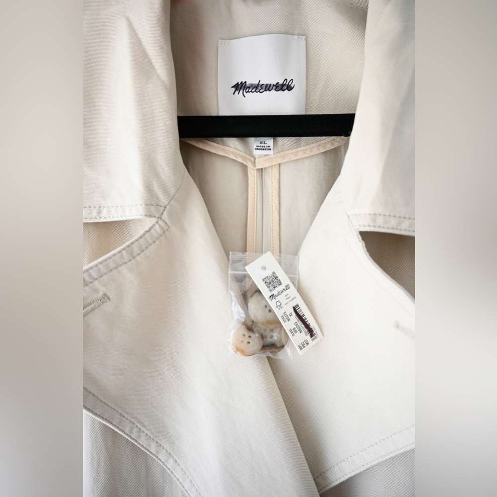 Madewell Belted Trench Coat in Drapey Twill - Picture 9 of 13